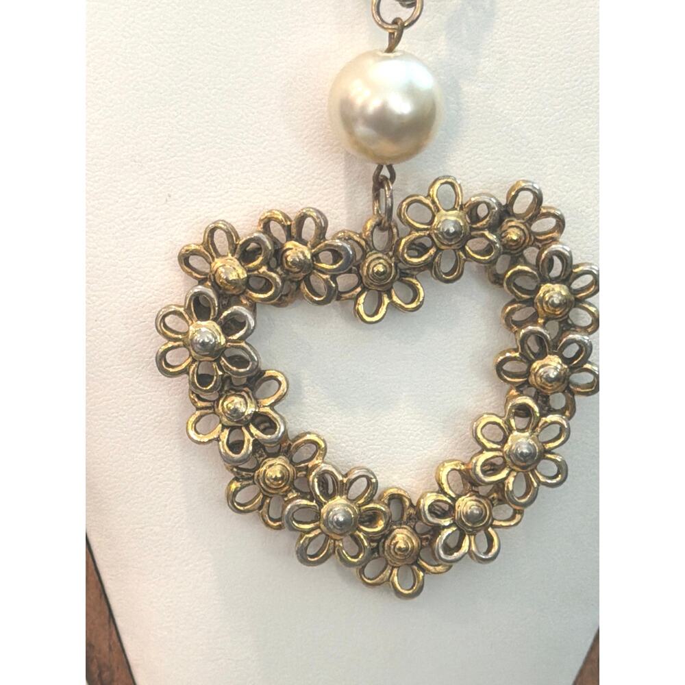 Antiqued gold tone floral heart shaped pendant necklace - Picture 2 of 3
